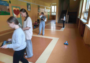 Uczniowie pracujący robotami