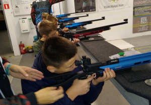 Grupa uczniów w czasie zajęć na strzelnicy