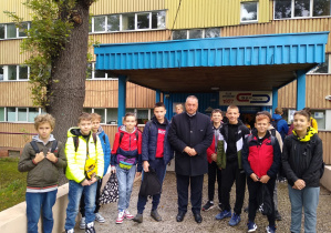 Uczniowie z Łódzkim Kuratorem Oświaty przed budynkiem stowarzyszenia