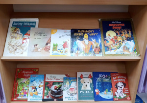 Ekspozycja książek o tematyce świątecznej