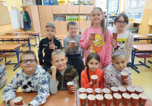 Uczniowie klasy drugiej a w trakcie degustacji samodzielnie wykonanych soków.