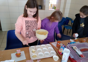 Uczniowie przygotowują babeczki.