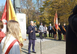 Doktor Tadeusz Bogalecki przemawia podczas uroczystości pod pomnikiem Legionisty w Łodzi