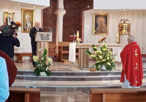 Pan Adam Przepakowski syn Legionisty przemawia podczas nabożeństwa w kościele pod wezwaniem świętej Faustyny
