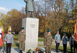 Uroczysta warta pod pomnikiem Legionisty w Łodzi