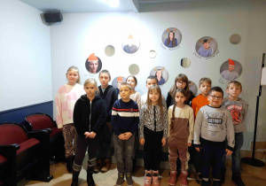 Zdjęcie pamiątkowe uczniów klasy drugiej a w Teatrze Pinokio.