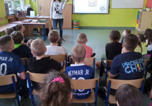 Uczniowie klas I-III w trakcie spotkania z autorką książek dla dzieci.