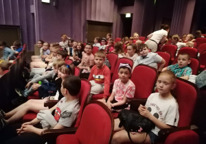 Uczniowie na widowni w Teatrze Muzycznym