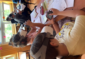 Uczniowie w trakcie pracy z goglami VR