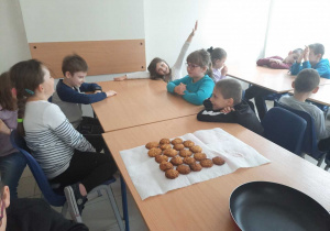 Uczniowie prezentujący swoje ciastczka