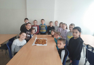 Uczniowie prezentujący swoje ciasteczka