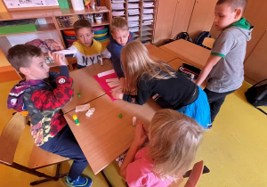 Dzieci pracują w grupach układając plan wydarzeń.
