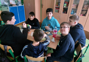 Uczniowie spożywający przygotowane kanapki.