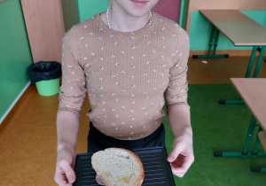 Uczennica prezentująca wykonaną przez siebie kanapkę.