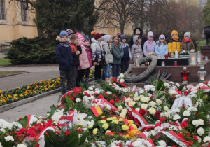 Uczniowie klasy 1a przy Grobie Nieznanego Żołnierza