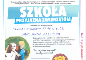 Prezentacja certyfikatu, który otrzymała szkoła.