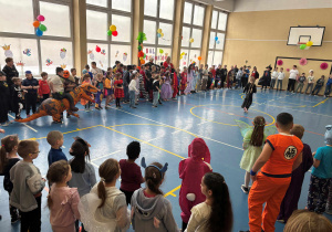 TANIEC WSZYSTKICH UCZESTNIKÓW BALU W KOLE