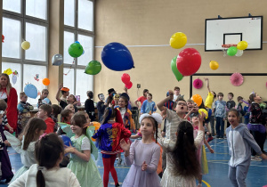 ZABAWA TANECZNA Z BALONAMI