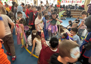 ZABAWA Z KRZESEŁKAMI