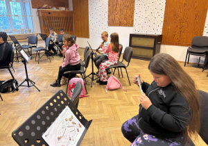 Uczniowie poznają instrumenty muzyczne