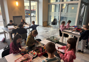 Uczniowie projektujący stroje baletowe