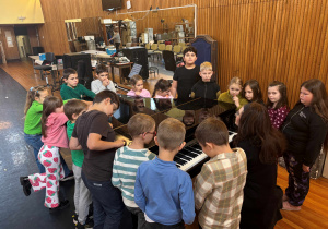 Uczniowie w trakcie śpiewu przy fortepianie