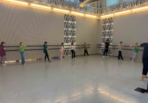 Uczniowie w trakcie ćwiczeń na sali baletowej