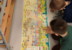 Dzieci oglądające książkę lepotrello w dużym formacie