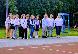 Uczniowie zgromadzeni na boisku szkolnym