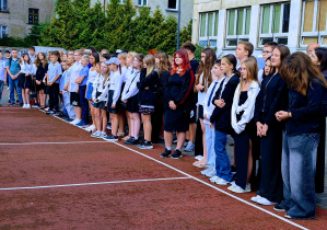 Uczniowie zgromadzeni na boisku szkolnym