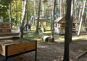 Grupa uczniów biorąca udział w zajęciach ruchowych na powietrzu
