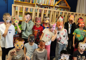 Uczniowie w wykonanych maskach