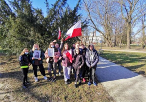 Uczniowie klasy 7c z flagami Polski.