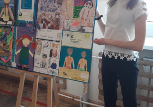 uczennica Karolina Podsiadło prezentująca swoją pracę
