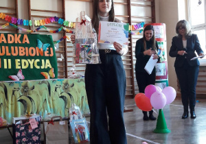 uczennica Julia Swacyna odbierająca nagrodę