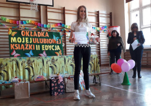 uczennica Karolina Podsiadło odbierająca nagrodę