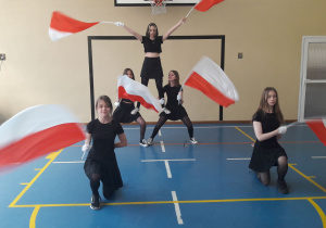 Układ taneczny z flagami naszego państwa w wykonaniu uczennic klasy 7a
