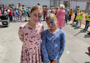 Dwie dziewczynki z pomalowanymi twarzami.