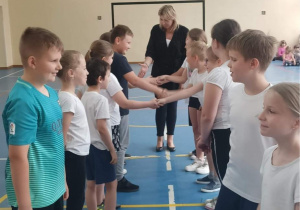 Uczniowie gratulują sobie po zakończonej rywalizacji.