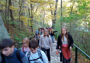 Uczniowie w trakcie spaceru w Rezerwacie Góra Zborów
